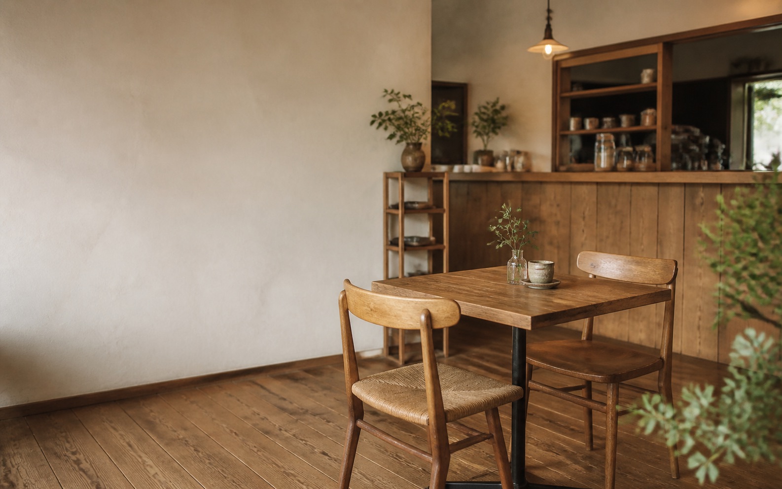 自然光が入る落ち着いたカフェ店内の表示例